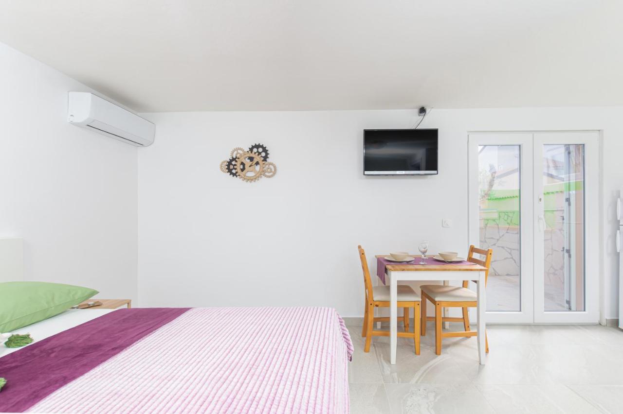 Studio Apartment Mali メドゥリン エクステリア 写真